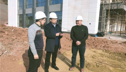 遂寧興業(yè)集團黨委副書記、監(jiān)事會主席、工會主席石鎮(zhèn)槐深入遂寧市興學(xué)商務(wù)中心項目、公共衛(wèi)生臨床醫(yī)療中心一期項目進行實地巡查