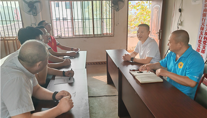 向誠率隊(duì)到聯(lián)系村宣講黨的二十屆三中全會、省委十二屆六次全會精神并調(diào)研督導(dǎo)駐村幫扶工作